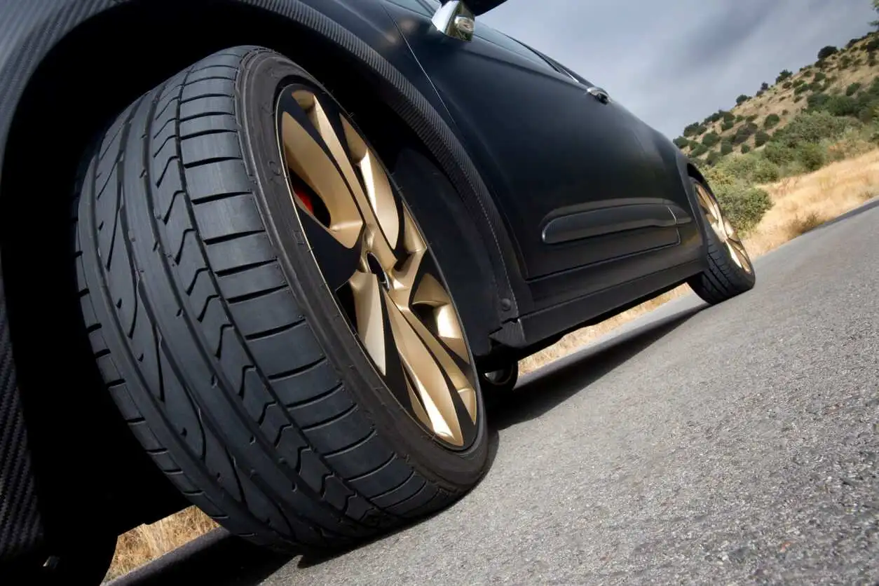 Tyres and wheels are inspected for their condition, size, type, tread depth, and overall security. For vehicles registered after 2012, we also test the tyre pressure monitoring system (TPMS) for proper functionality.